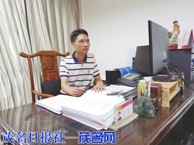 工作中的叶强。 茂名日报社全媒体记者 吴昊摄<br>