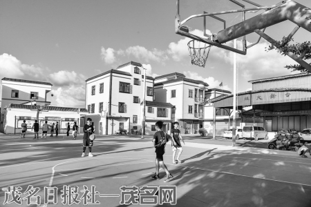 高州分界镇东方红新屋村的青少年在村里打球。<br>　　茂名日报社全媒体记者丘立贺摄<br>