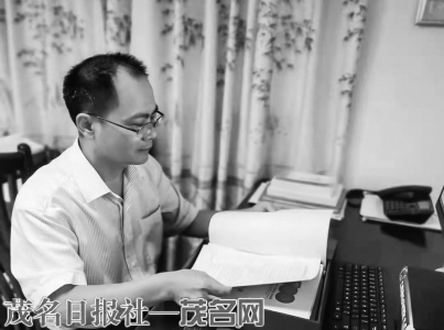 工作中的曾孔源。茂名日报社全媒体记者吴昊摄<br>
