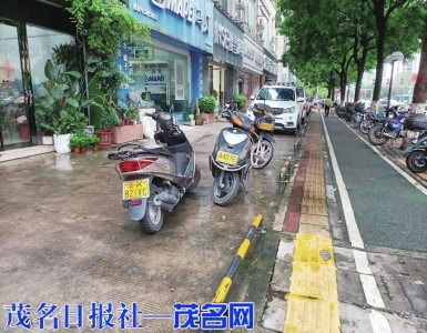 高凉路两旁摩托车乱停乱放。茂名日报社全媒体记者车杰蓉摄<br>