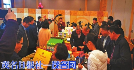 科技特派员在交流会上展示各类新产品。<br>