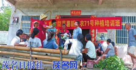 　　科技特派员在农户门前开展农作物种植技术培训。<br>