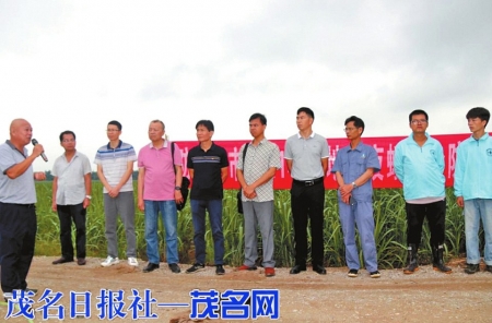 　　科技特派员就植保无人机统防统治病虫害进行现场讲解。<br>