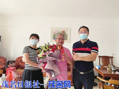 节日送温暖，慰问老党员张树信。<br>