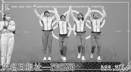 　　7月29日，陈梦在颁奖典礼上展示金牌。<br>　　当日，在东京奥运会乒乓球女子单打决赛中，中国选手陈梦以4比2战胜队友孙颖莎，夺得冠军。<br>