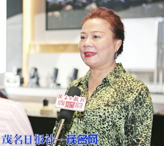 　　书法大赛冠名单位茂名市敖丰建筑装饰工程有限公司董事长吴美蓉接受记者专访。岑稳摄<br>
