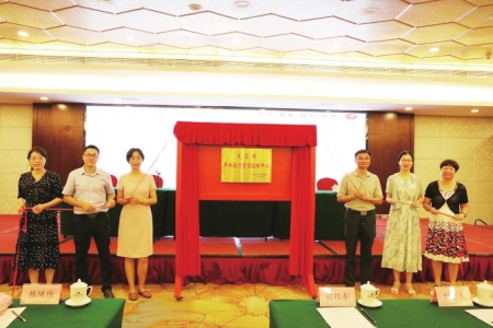 　　市卫健局领导、省专家以及质控中心主任、副主任等为我市产科质控中心揭牌。<br>