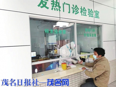 检验科党员为发热患者采集血液标本。<br>