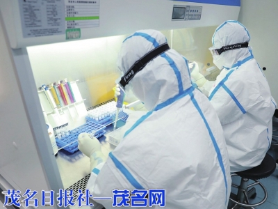 检验科党员干部专业认真地进行新冠核酸检测。<br>