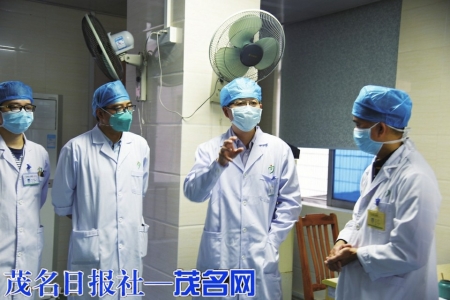市人民医院院长陈纯波到抗疫一线指导工作。<br>