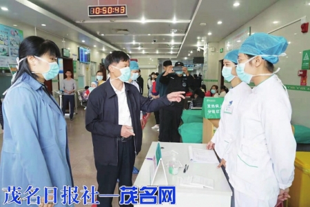市人民医院党委书记张锋华到抗疫一线指导工作。<br>