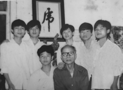 罗传经与绘画学徒。<br>
