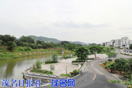 掩映在青山绿水间的元坝村。茂名日报社全媒体记者吴昊摄<br>