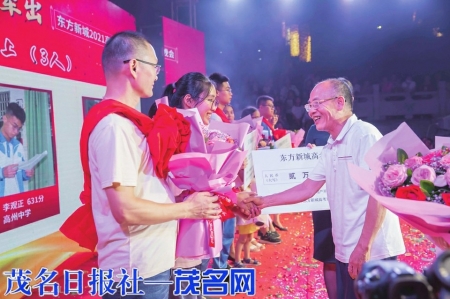 聚福地产周志新董事长为学生颁奖<br>
