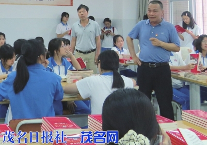 学校党委书记、校长肖其庆在阅览室与同学们交流红色阅读心得。<br>