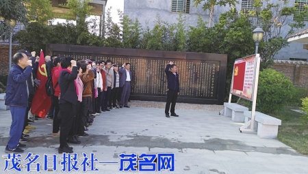 学校党委组织党员到电白高圳车革命传统教育基地参观学习，重温入党誓词。<br>