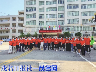老师为考生加油鼓劲。<br>