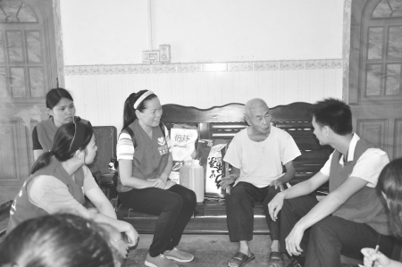 庞业林（右一）组织志愿者慰问老党员。