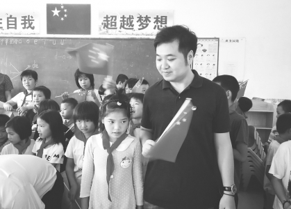 　　驻田心村工作队第一书记陈冠儒组织茂名市税务局共青团到田心小学开展情暖童心活动。图为陈冠儒组织田心小学留守儿童开展活动。 茂名日报社全媒体记者吴昊摄<br>