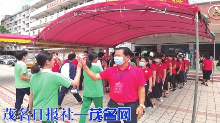 校长张文弓为考生加油。<br>