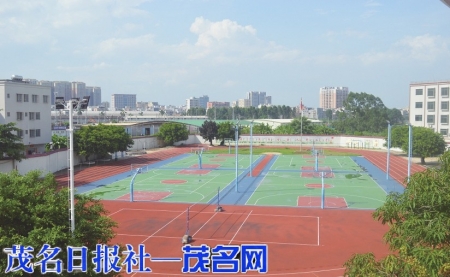 宽敞的塑胶运动场。<br>