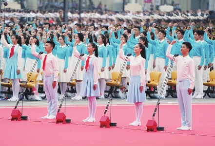 共青团员和少先队员代表集体致献词。<br>