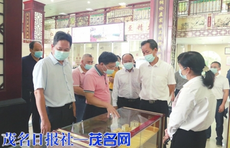高州市委书记王土瑞到高州市中医院调研指导工作<br>