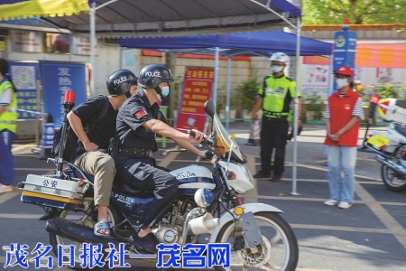 直击高州市第一中学考场外，交警铁骑正在护送走错考场的考生。茂名日报社全媒体记者吴昊摄