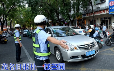 田家炳中学东校区考点，警察在现场保驾护航。<br>　　茂名日报社全媒体记者黄信涛摄<br>