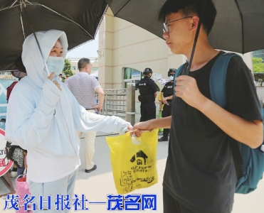 在信宜中学考点，家长为考生送上爱心餐。茂名日报社全媒体记者李颜东摄