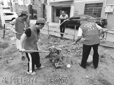 工作人员在包联社区开展清洁家园活动。（资料图片）<br>
