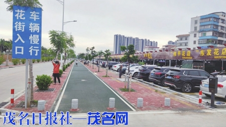 ▲官渡花街门前有停车场、绿道。<br>