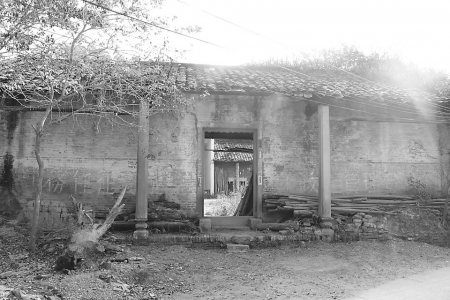 图为广雅中学初中部正面（陆次山公祠）。<br>