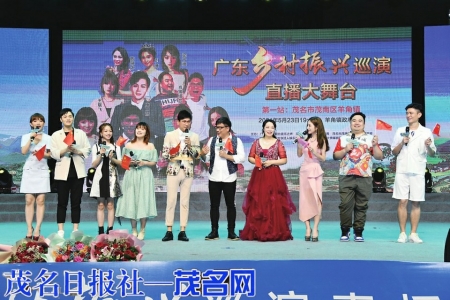 领导嘉宾与歌手们一起大合唱《我和我的祖国》。<br>