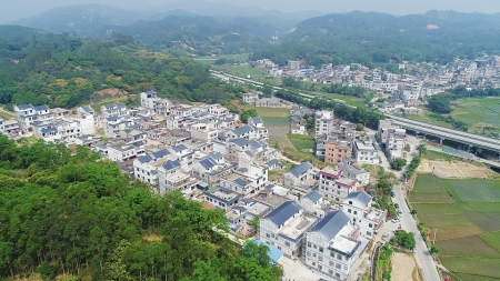 　　兴业县扎实有效推进“两高两道”沿线风貌提升工作。图为经过改造的柑坡新村村容村貌焕然一新。<br>