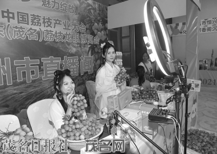 点击放大 身着古装的“荔枝妹妹”现场直播带货。<br>