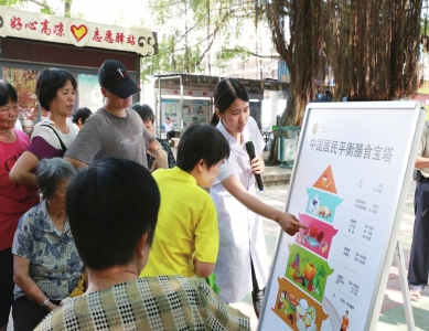 医护人员进公园宣教，为市民带来健康礼包。<br>