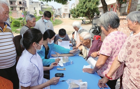 医护人员进村义诊，送上慢病防治方。<br>