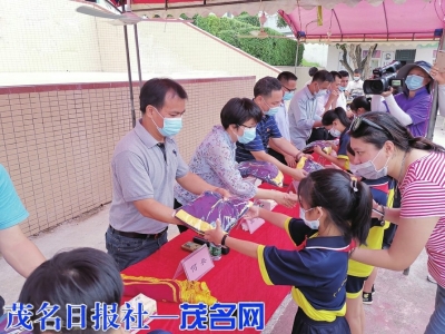 帮扶单位关爱留守儿童<br>