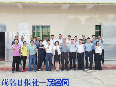 帮扶单位领导在低埇村留影<br>