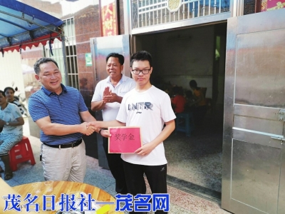 杨梅镇党委书记彭建春给清华学子送上奖学金<br>