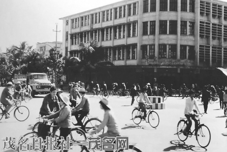 以前，单车是人们主要的出行工具（资料图片）<br>