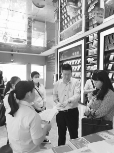 河东新华书店在布置读书日活动。<br>