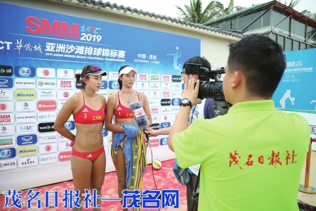直播团队在SMM2019“华侨城”亚洲沙滩排球锦标赛直播中采访参赛选手<br>