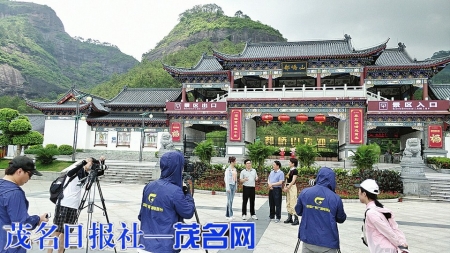 《书记县长当导游》节目录制现场。<br>