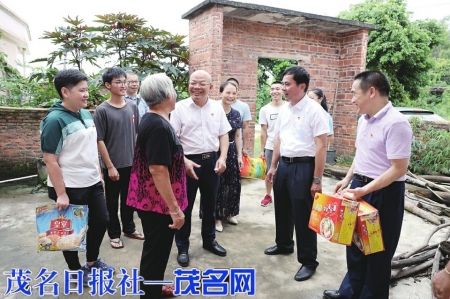 该院领导班子探访帮扶的困难家庭。<br>