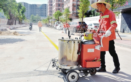 　　日前，记者在市中心城区双山一路龙岭三巷道路升级改造施工现场看到，施工人员正在施划道路标线。目前，该道路升级改造进入收尾阶段。<br>　　茂名日报社全媒体记者陈国汉摄<br>