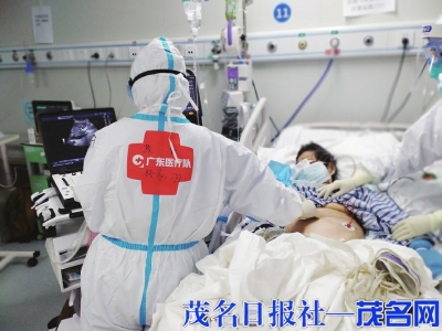 　　林家羽主治医师在武汉雷神山医院为新冠肺炎患者进行超声检查<br>