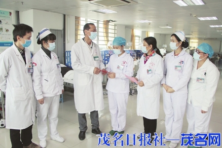 医院领导慰问援鄂医疗队队员家属代表<br>