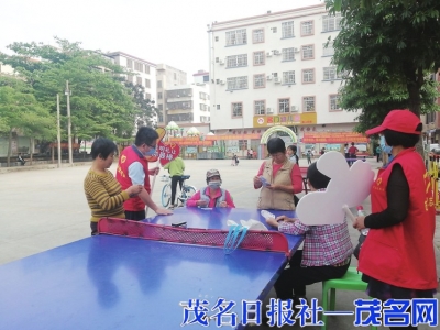 　　市城投集团干部职工到包联社区开展文明劝导专项行动，对不文明行为进行劝导。<br>